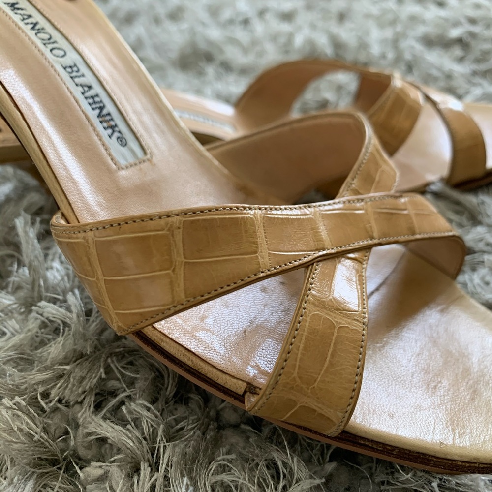 Beautiful Manolo Blahnik in camel alligator pattern leather with kid heel